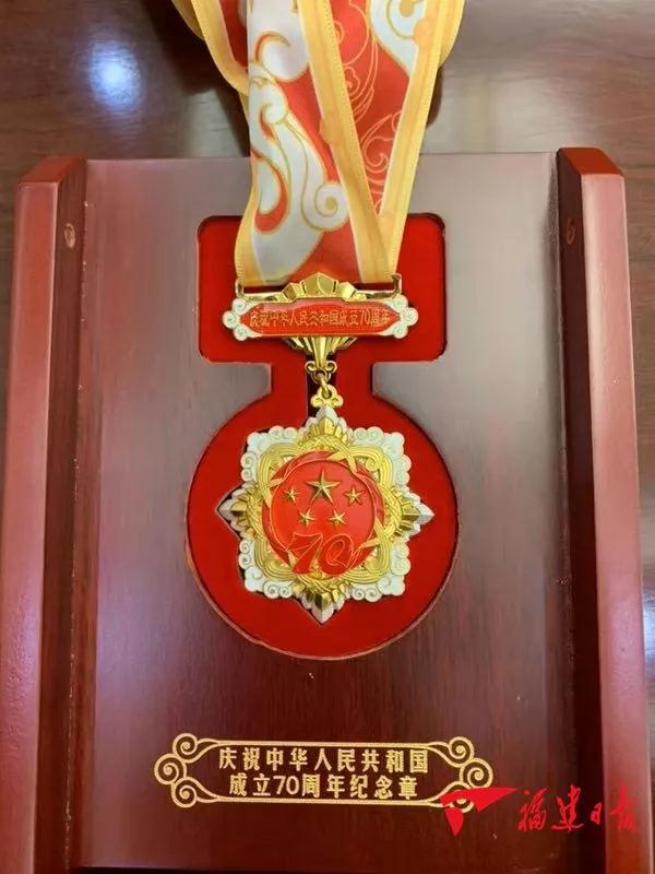 您是国家功臣！您是社会楷模！省领导亲自登门，送上珍贵纪念章