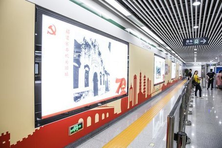 福建“零距离”渲染国庆 福州地铁东街口站披“红装”