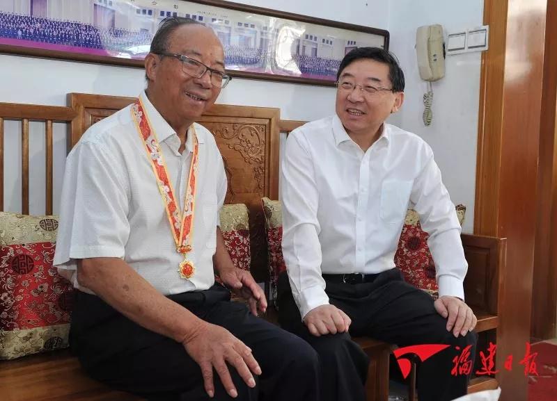 您是国家功臣！您是社会楷模！省领导亲自登门，送上珍贵纪念章