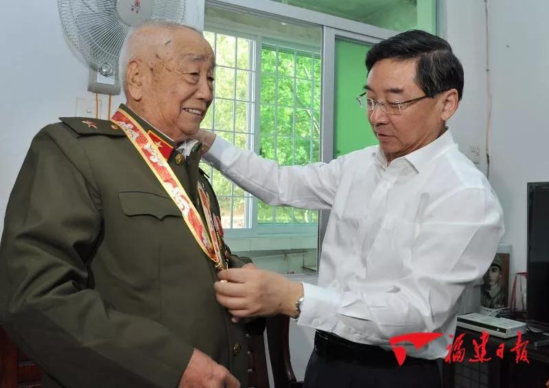 您是国家功臣！您是社会楷模！省领导亲自登门，送上珍贵纪念章