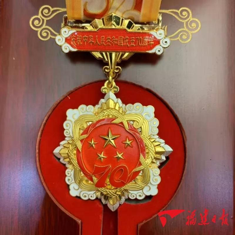 您是国家功臣！您是社会楷模！省领导亲自登门，送上珍贵纪念章