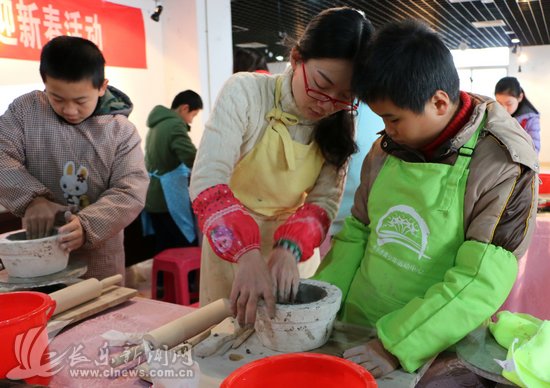长乐新闻网讯 1月25日至29日,市博物馆举办了以传承手工技艺、弘扬海丝文化为主题的缤纷陶艺迎新春活动。此次活动开设了青花、陶器、釉下五彩、陶艺等不同类型的四个班,吸引了众多不同年龄段的青少年学生踊跃参加。 本次活动从我市现存的海丝文物古迹入手,通过展示我市博物馆馆藏的各类海丝陶瓷照片以及甘老师的生动讲解,更好地让学生了解我市的海丝文化。活动更注重陶艺教学,在甘老师的讲解、示范下,学生亲手进行陶艺创作。一件件海丝艺术品从手中诞生,装点了孩子们美丽的生活。 记者在市博物馆里看