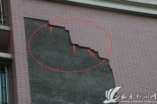锦江一区单元楼外墙脱落成隐患