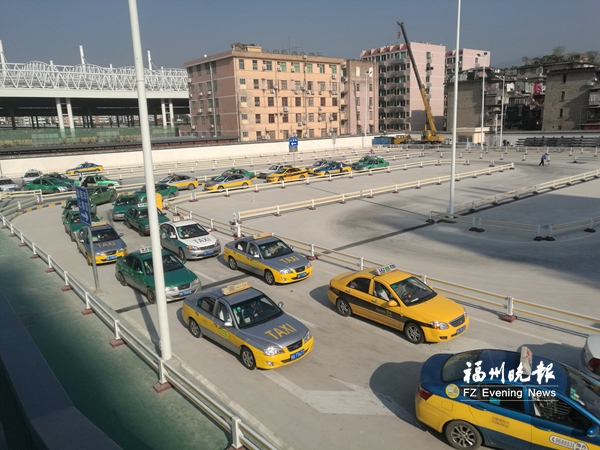 出租车新上客区启用　火车站南广场设多面指示牌