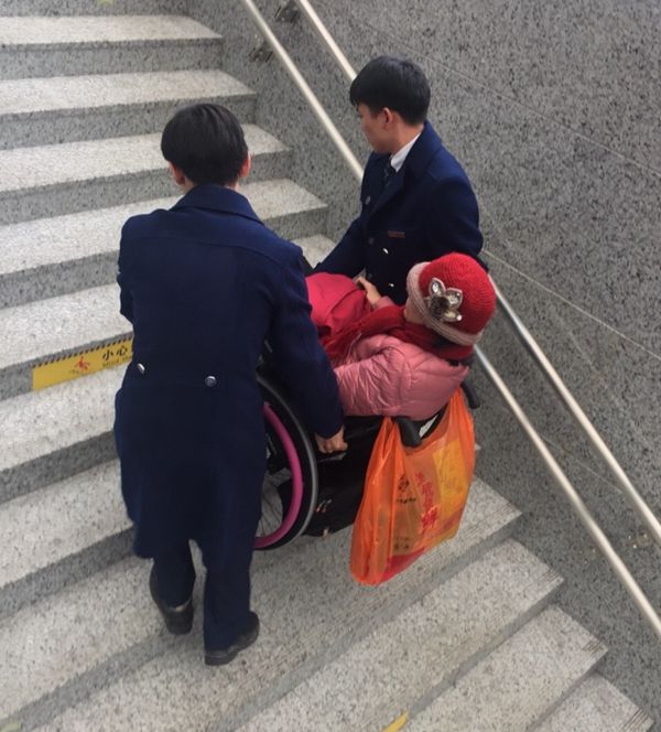 福州地铁工作人员抬“轮椅老人”上阶梯