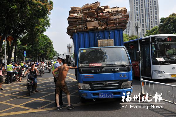 交警整治逆行电动车见效  加大对机动车违法处罚力度