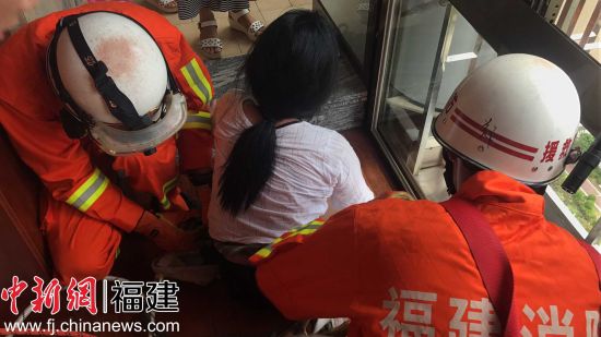 福州长乐一名跳楼女子被挂在17层防盗窗外面 ，消防紧急救援。