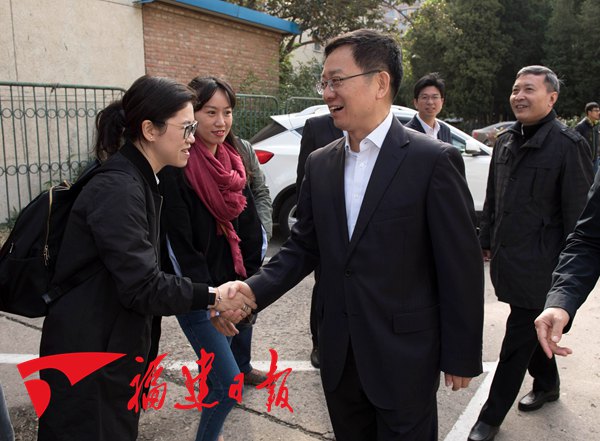 省领导看望参加十九大报道的一线采编人员