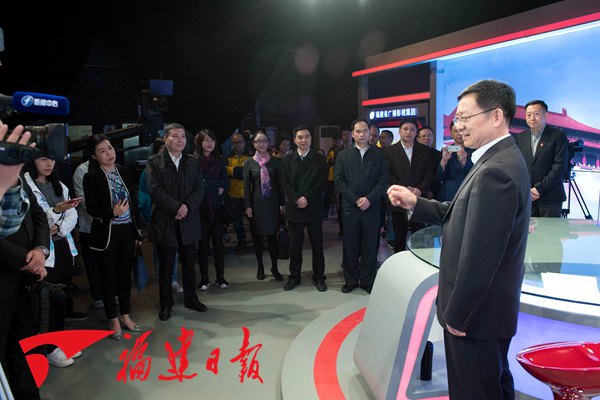 省领导看望参加十九大报道的一线采编人员