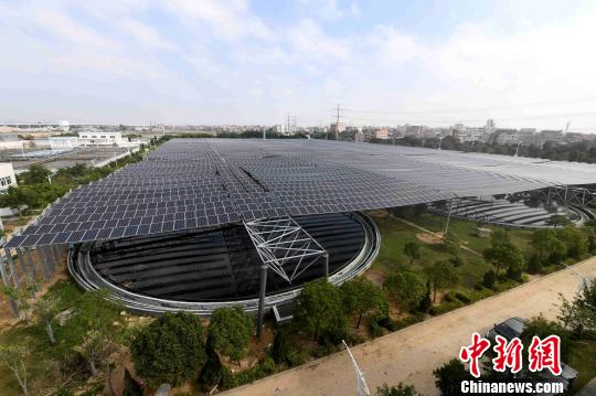 福建石狮：污水厂架设万余太阳能电池板如“黑浪”