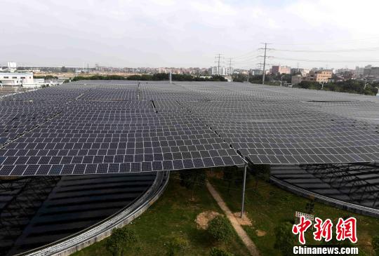 福建石狮：污水厂架设万余太阳能电池板如“黑浪”