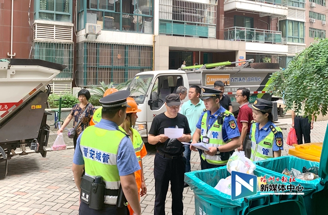 福州首例！垃圾未分类被拒收，城管配合开出整改令