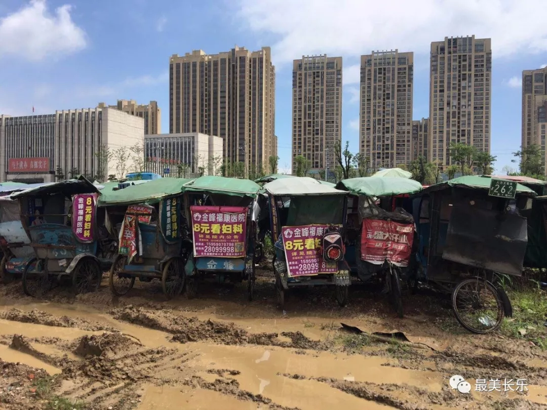 金峰镇集中销毁违规“三车”，新款“三轮车”引关注