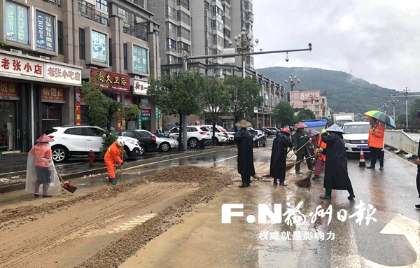 溜方阻路小车被困 雨夜奋战高速福永段恢复畅通