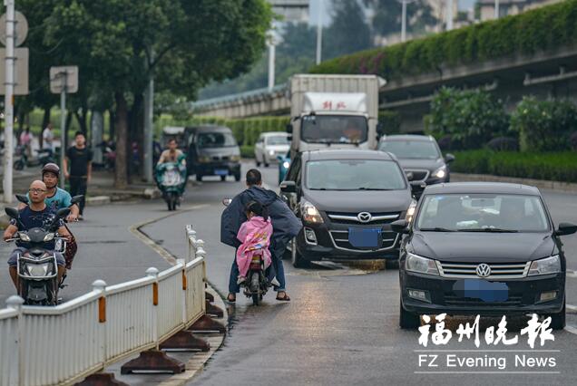 南二环则徐大道高架桥路段　民警查纠交通违法