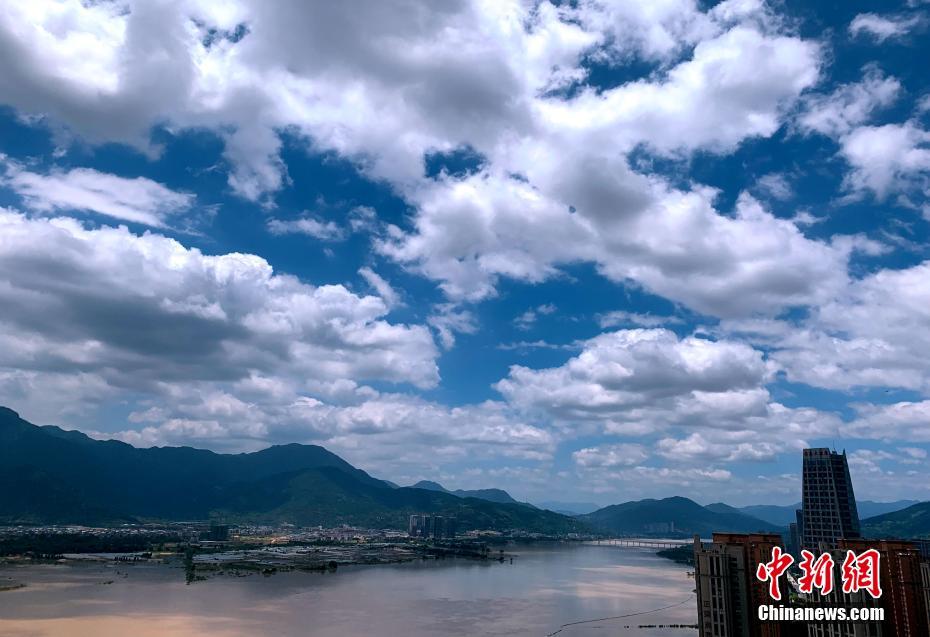 受台风“丹娜丝”外围影响　福州上空云彩变幻莫测