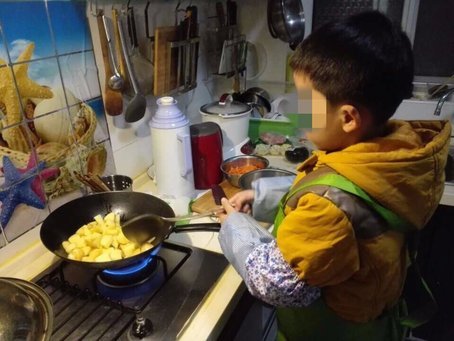 福州7岁男孩会做几十道菜 两年成果换来一张温暖票据