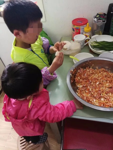 福州7岁男孩会做几十道菜 两年成果换来一张温暖票据
