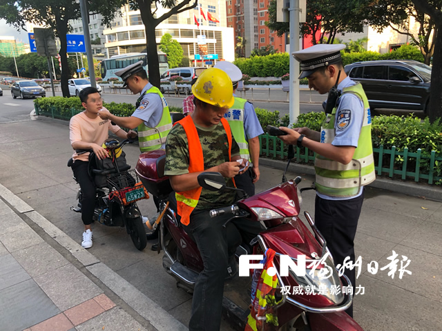 鼓楼交警1小时查处25起非机动车交通违法行为