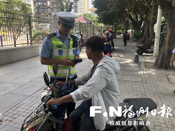 台江交警3小时查处 55起非机动车交通违法行为