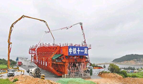 福厦高铁最大跨度移动模架现浇梁浇筑完成