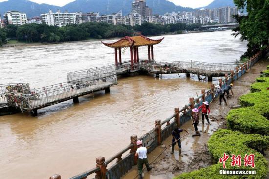 持续强降雨致福建地质灾害频发 武平山体滑坡多车被掩埋