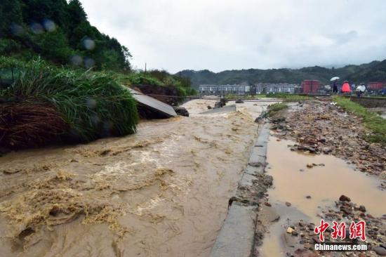 强降雨持续 福建现洪水闽北停电逾8万户