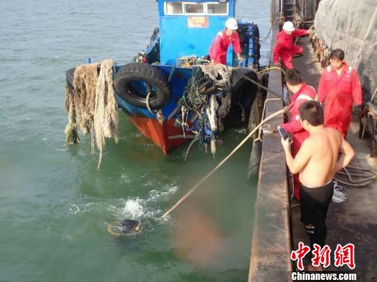 福建平潭海域一船触礁 7名遇险船员获救
