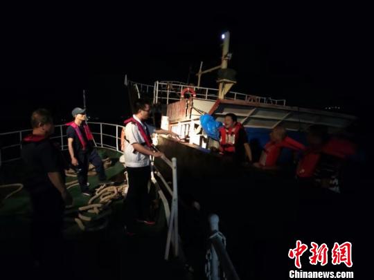 福建平潭海域一船触礁 7名遇险船员获救