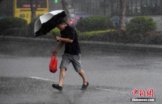 福建迎今夏首个登陆台风：近12万人次转移　损失较小