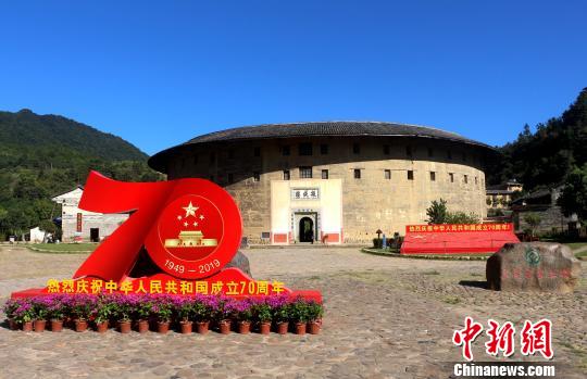 国庆假期　福建土楼旅游凸显爱国教育元素