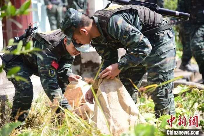 暖！武警战士借宿幼儿园后，给小朋友留了糖果和一封信