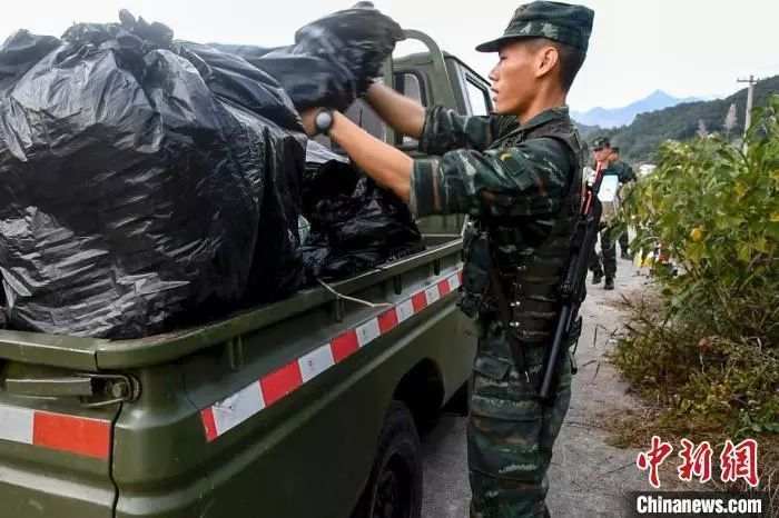 暖！武警战士借宿幼儿园后，给小朋友留了糖果和一封信