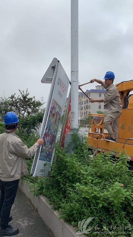 区城建监察大队开展户外广告牌整治行动