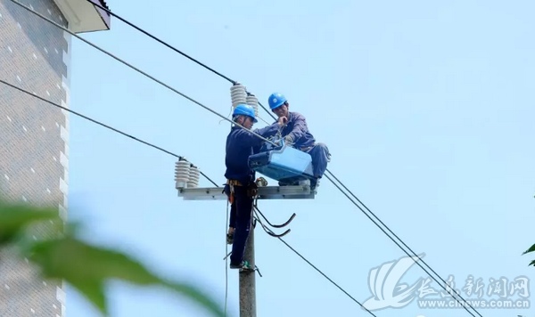 长乐供电公司为裸导线披上“绝缘防护衣” 居民用电有保障