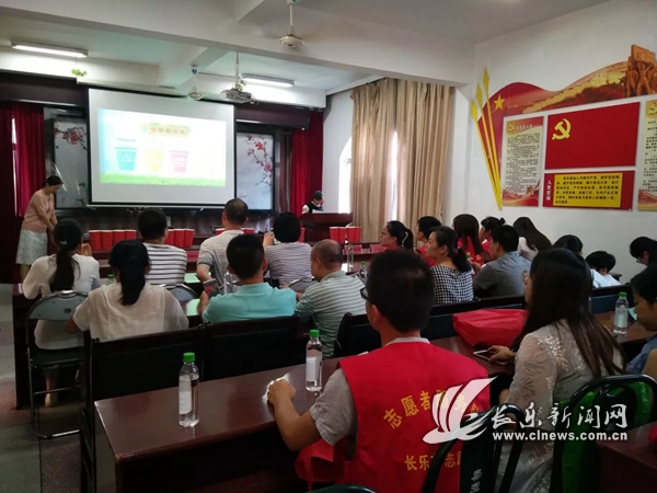区发改局开展垃圾分类宣传活动