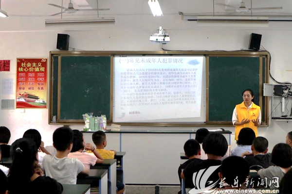 致敬国旗  守护青春