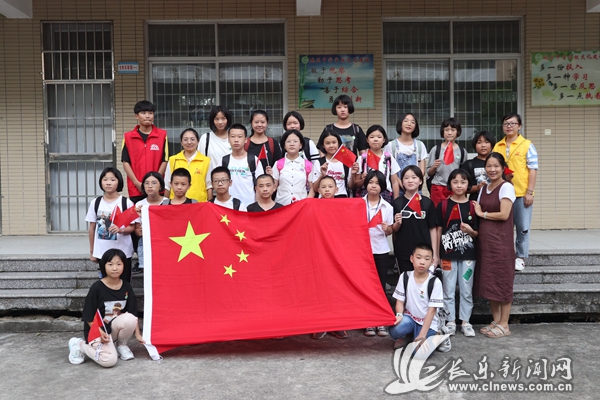 致敬国旗  守护青春