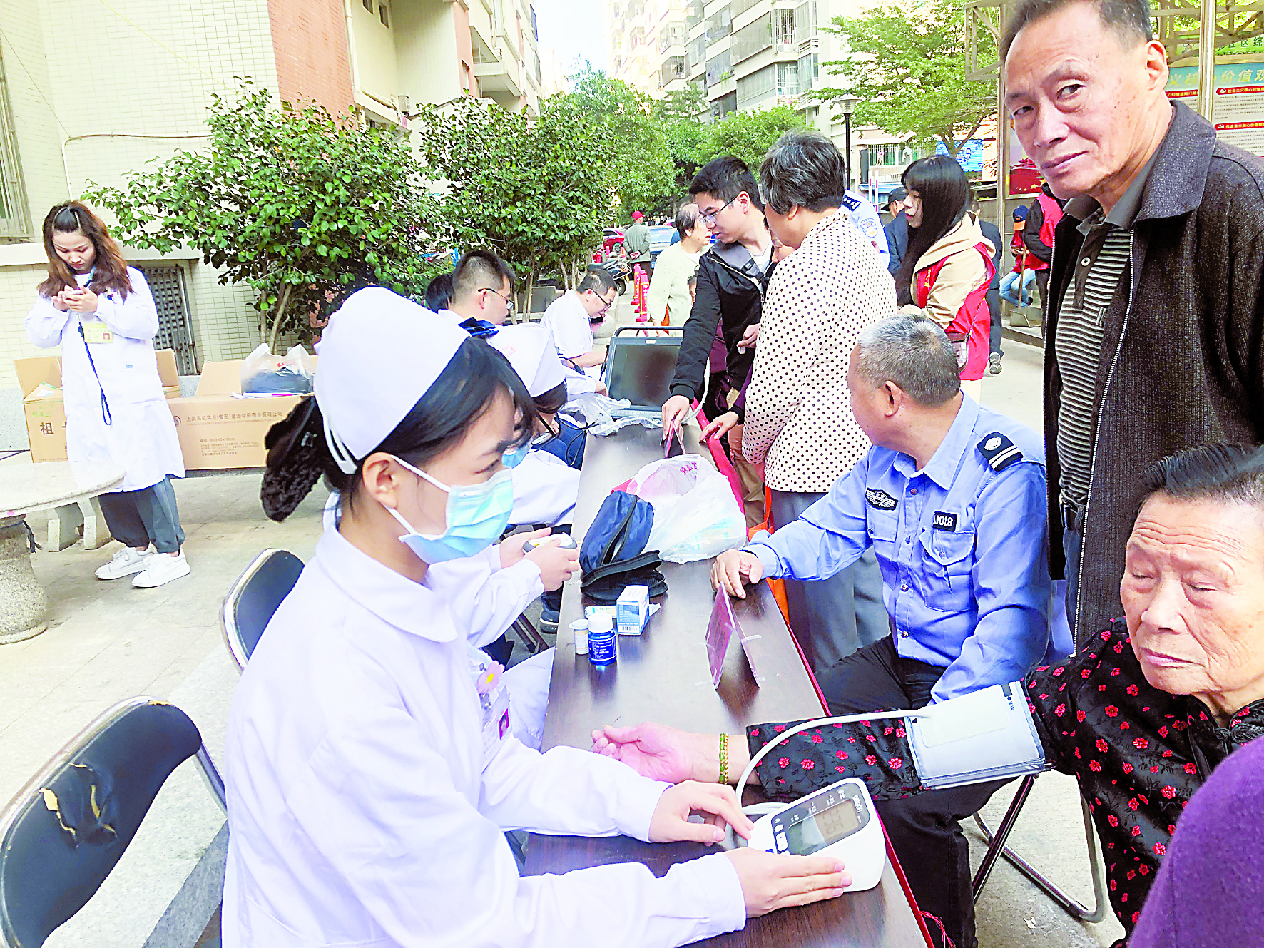 学雷锋志愿服务活动走进洋锦社区