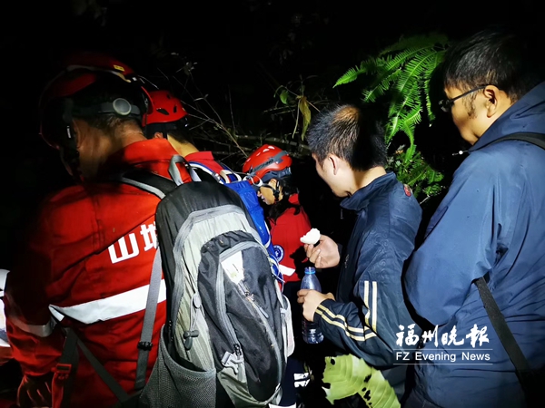 柴刀开路爬陡坡　福州志愿者夜救两名迷路驴友