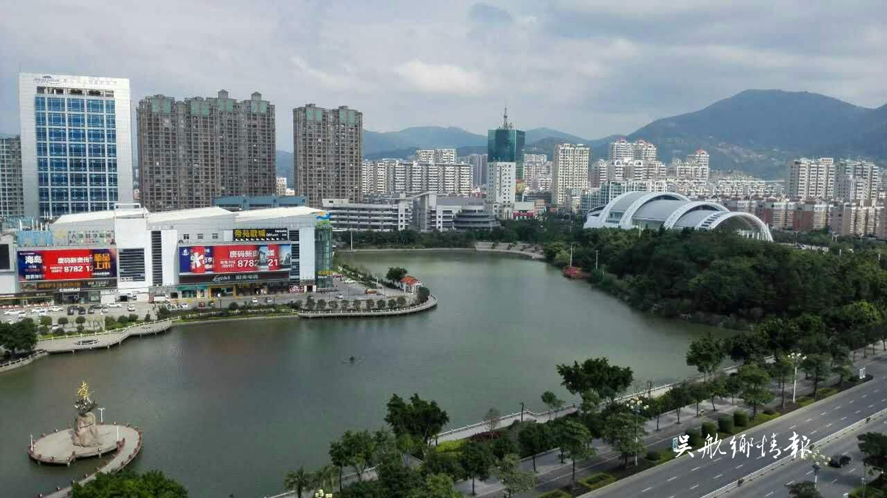 霏微烟雨中的长山湖