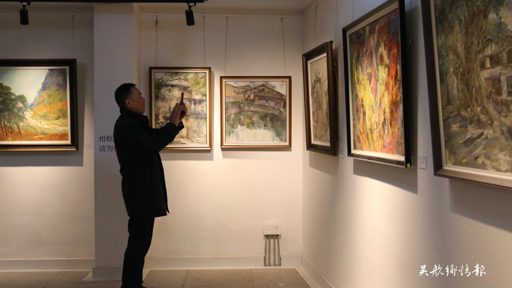  赏画迎新春"如影随形" 王新忠油画作品展在和平街开展