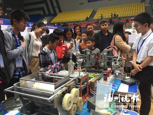 省青少年科技创新大赛举办展览　全自动面食机吸引眼球