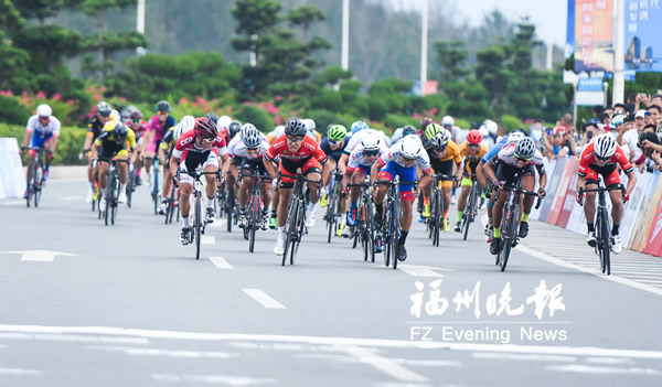 平潭国际自行车公开赛鸣枪  2500名选手竞逐(图)