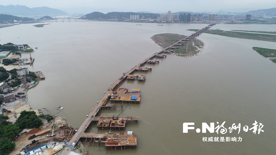道庆洲大桥水下桩基施工全面展开 130多台钻机进场