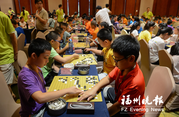 福建省青少年围棋锦标赛在榕举行 500名选手参赛