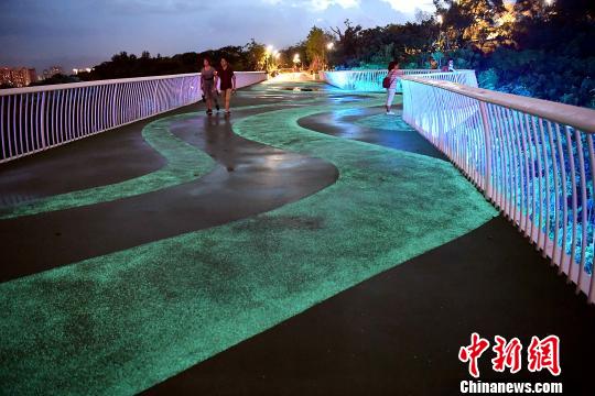 福州首条夜光步道呈现“星河之路”景观