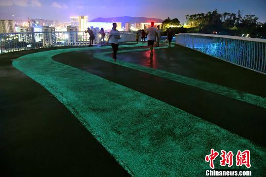 福州首条夜光步道呈现“星河之路”景观
