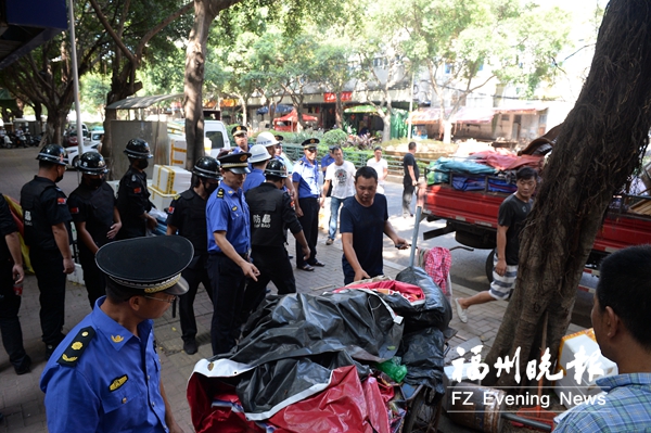 台江城管开展亚兴路市容整治