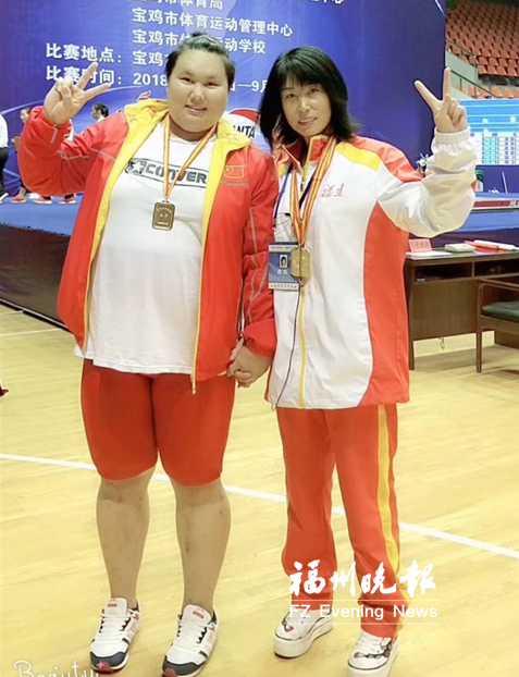 全国女子举重冠军赛举行 福州选手李雯雯夺得冠军